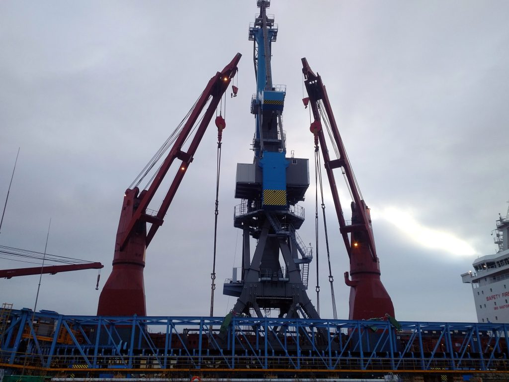 Контроль операции по погрузке портового крана на судно (Heavy lift survey)